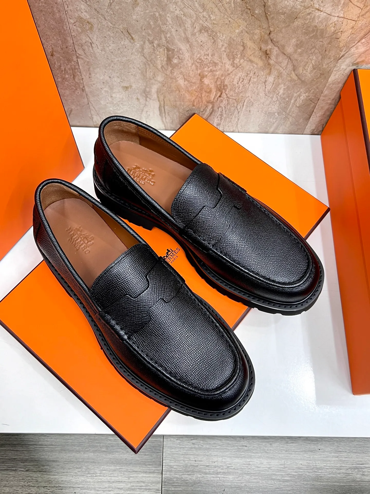 Original order quality P840 Brand: Hermès Standard code: Men's code: 39.40.41.42.43.44. (38.45 custom-made Grade: Same as the official website Original order quality Material: Original cowhide Original breathable cowhide lining Original outsole Style category: Men's fashionable casual leather shoes Color: Actual picture